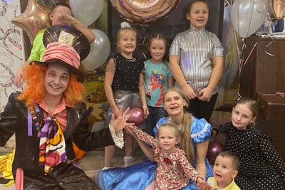 Алиса из Страны Чудес и Шляпник на праздник Оренбург